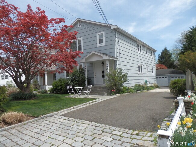 Building Photo - 306 Grovers Ave Unit Second Floor