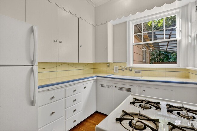 Building Photo - 713 SE 27th Ave