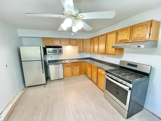 Building Photo - 146 Ethan Allen Pkwy Unit 1