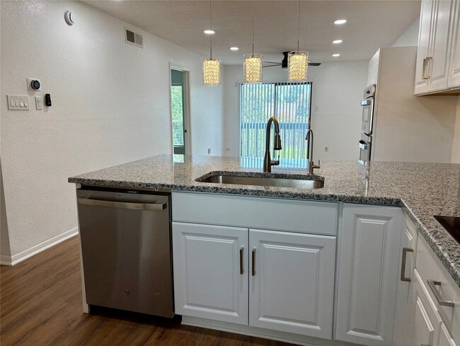 Building Photo - 1516 Bay Area Blvd Unit R4 Rental
