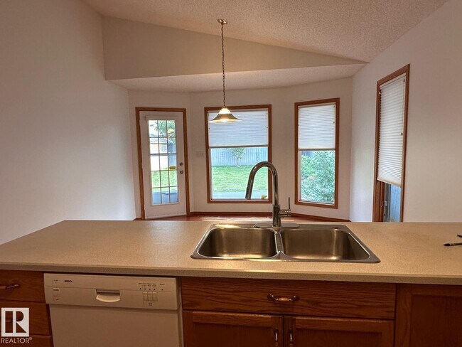 Photo - 643 Jenner Cove NW