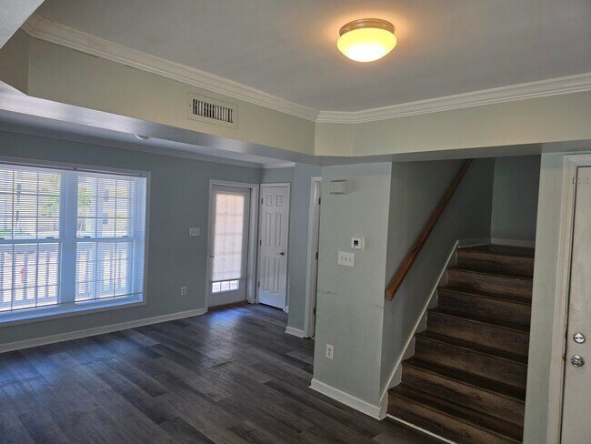 Amplia sala de estar - 374 73rd St #5