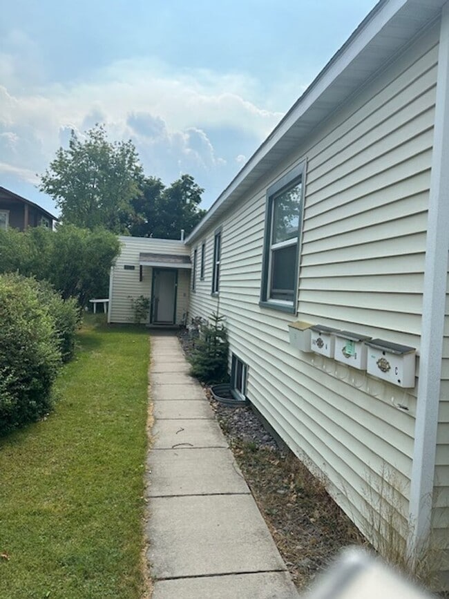 Photo - Hey Students. 3 bedroom Mid town off Stephens Unidad B