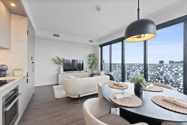 Photo - 55 Charles St E