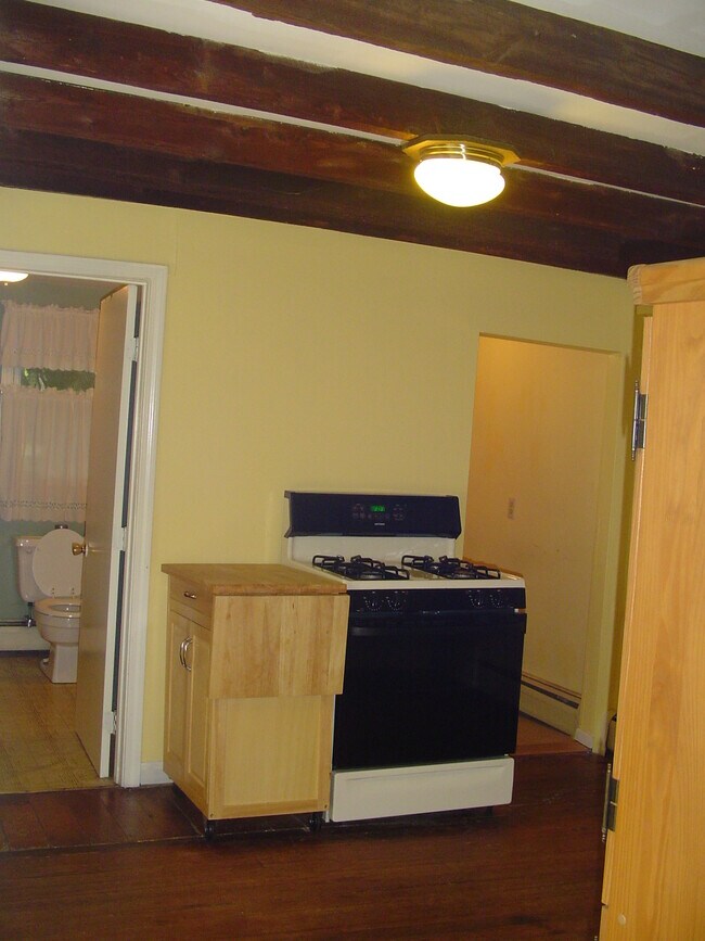Cocina, baño a la izquierda, lavadero a la derecha. - 165 Nonotuck St