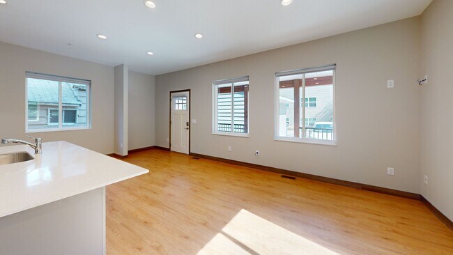 Building Photo - 1215 SE 8th St Unit #2