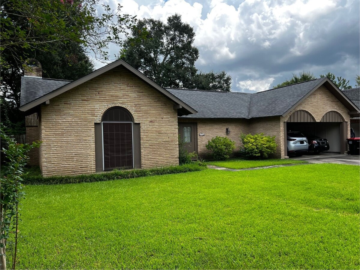 3 Bedroom, 2 Bathroom, Brick home , 2 carp... - 3 Bedroom, 2 Bathroom, Brick home , 2 carp...