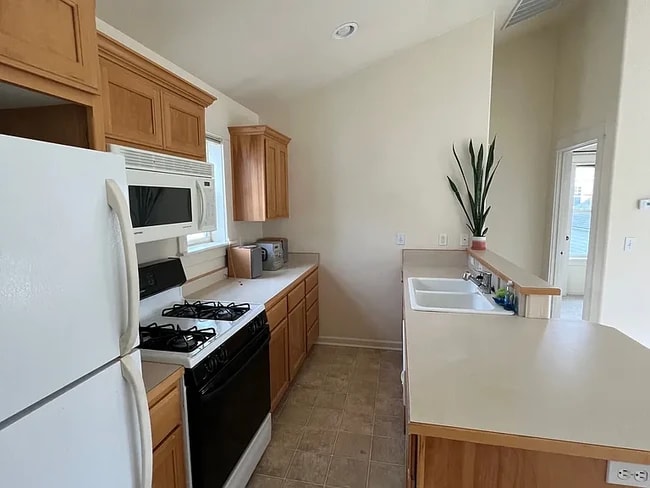 Photo - 476 Clinton St