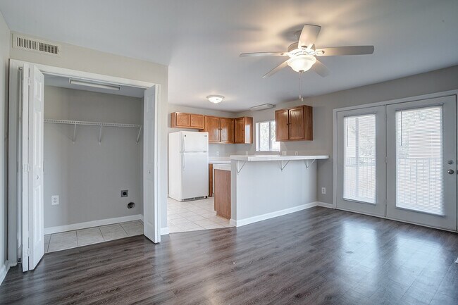 Apartamentos Colonial Village en Lincoln, Carolina del Norte, con cocina, lavadero, conexiones para lavadora y secadora - Colonial Village