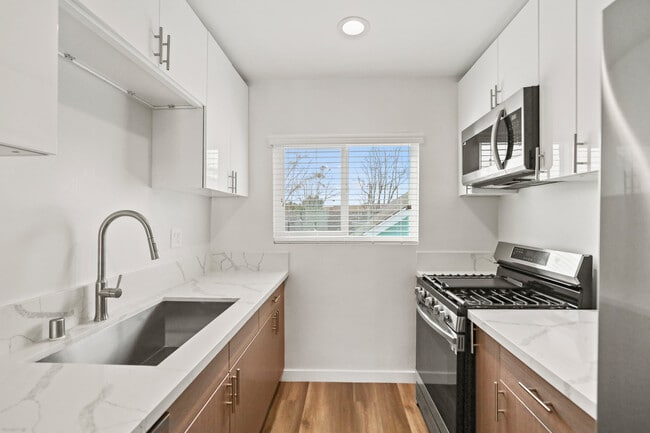 Unit 4 - 1358 W. 36th St.