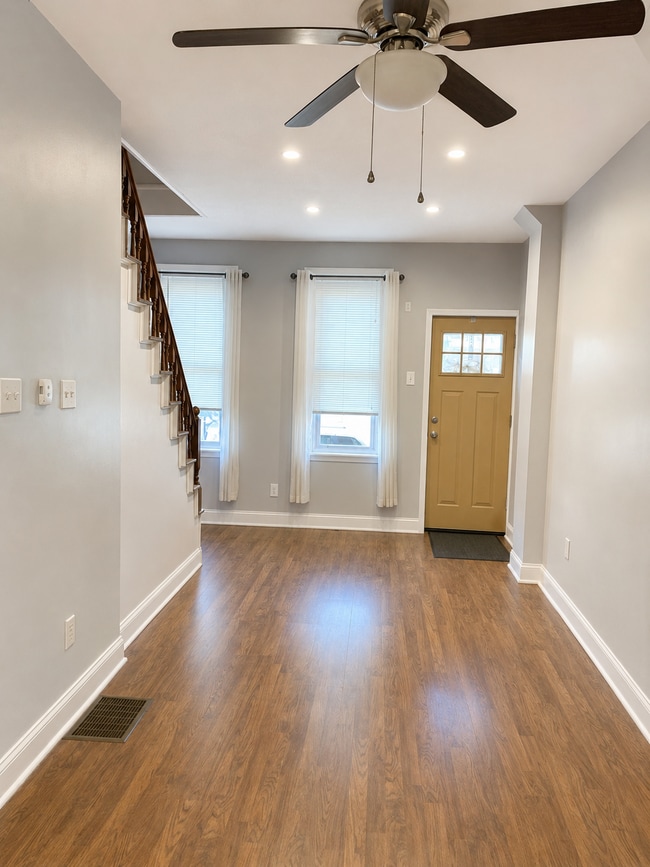 Photo - 2981 Mercer St
