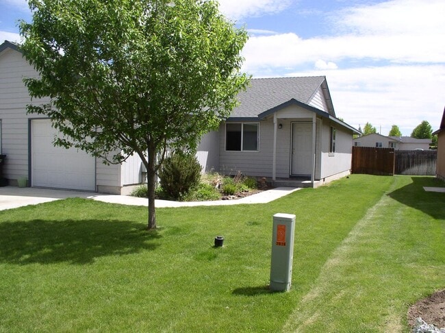 Building Photo - 2 Bed Duplex with Fenced Yard, Covered Patio & Water Included