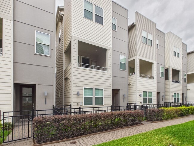 Photo - 2711 Clinton Dr