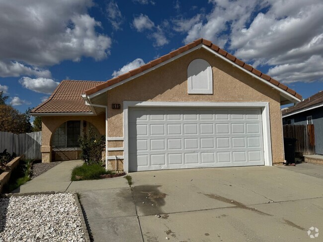 Building Photo - Three Bedroom Two Bathroom Home in Hemet!