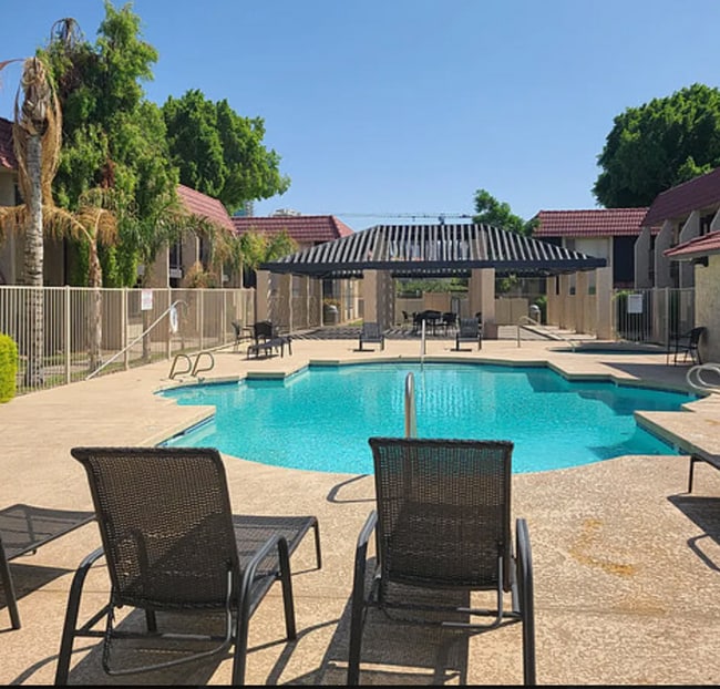 Photo - 700 W University Dr