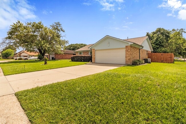Photo - 16319 Pitch Pine Dr