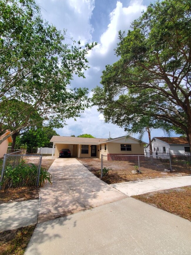 Building Photo - Three bedroom one and a half bathroom house with large yard space