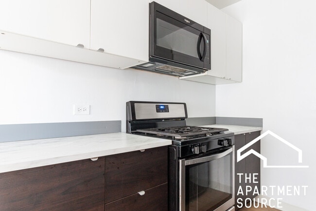 Photo - 2756 N Pine Grove Ave Unit 808