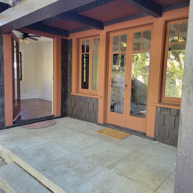 Side Porch to Den/3rd Bdrm - 6054 Selma Ave