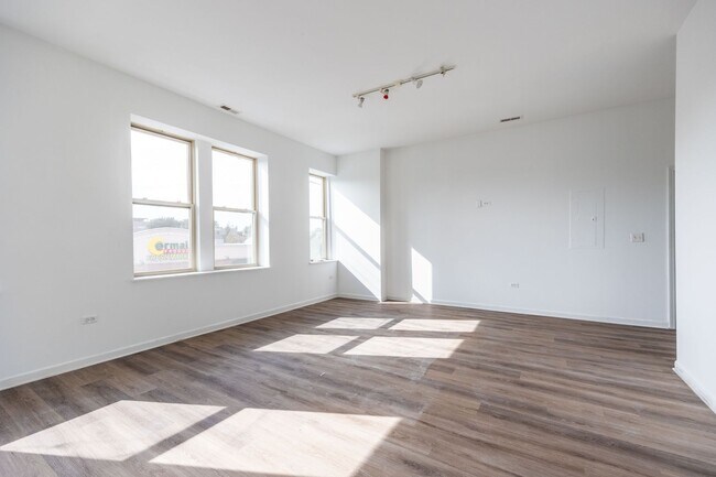 Photo - Spacious 2BR/2.5BA Duplex-Up in Humboldt Park with In-Unit Laundry! Unidad 206