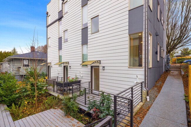 Photo - West Seattle Townhome - 2 Bedroom PLUS Den