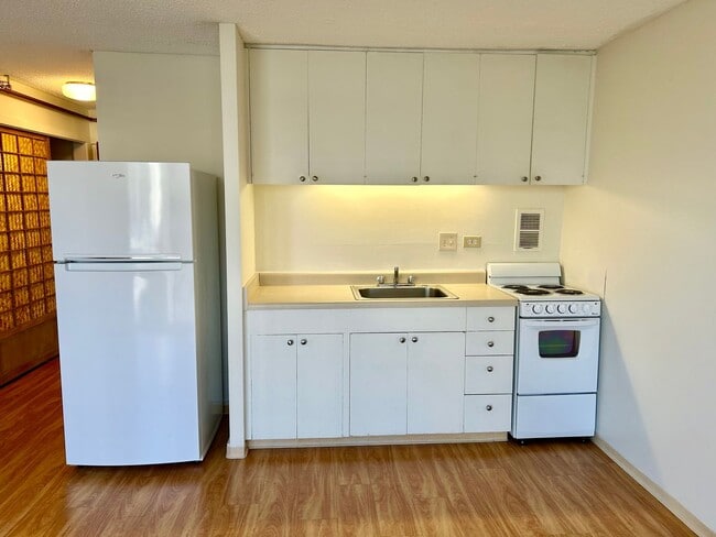 Building Photo - Holiday Manor studio, secured building, laminate wood flooring!