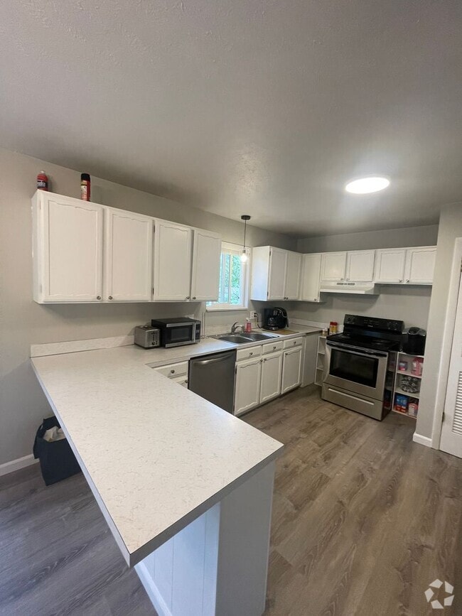 Building Photo - Renovated 3 Bedroom 1.5 Bathroom in Arvada! Rental