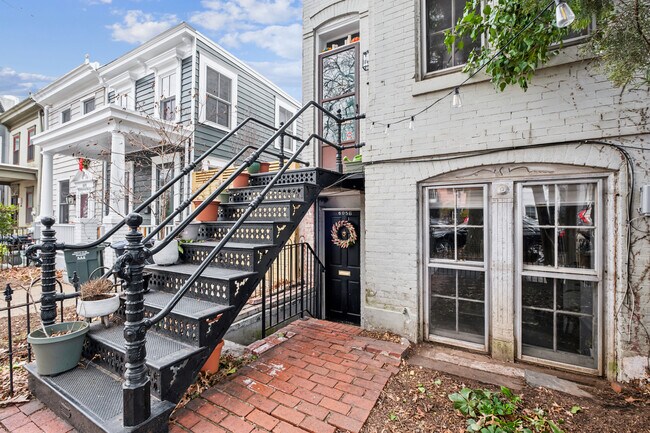 Photo - 605 E St SE Unidad B