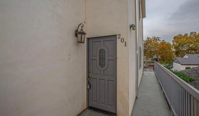 Building Photo - 242 W Linden Ave Unit 201