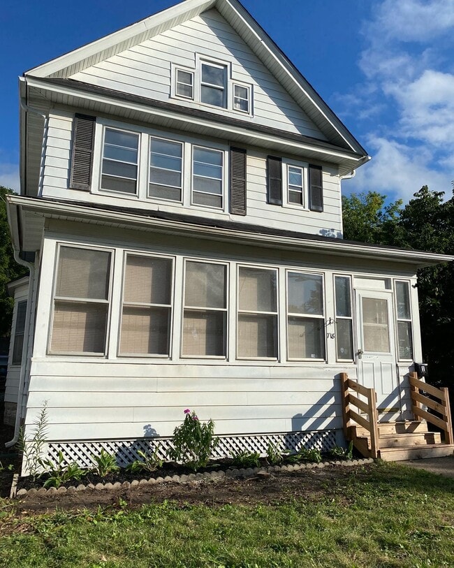 Photo - 718 6th St E Unit #1 lower