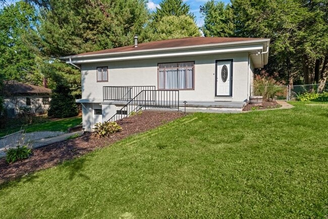 Photo - 207 Chan Mowr Dr