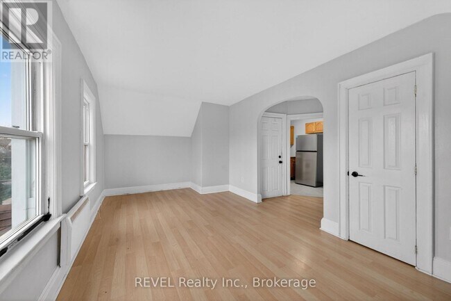 Photo - 228 Dufferin St Unit 2-upper