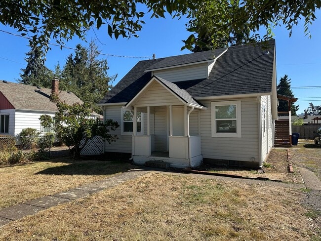 Building Photo - Updated 3 bedroom 1 bathroom house!