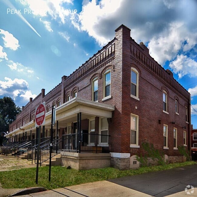 Building Photo - Available Fall 2025! 3 Bedroom Apartment L...