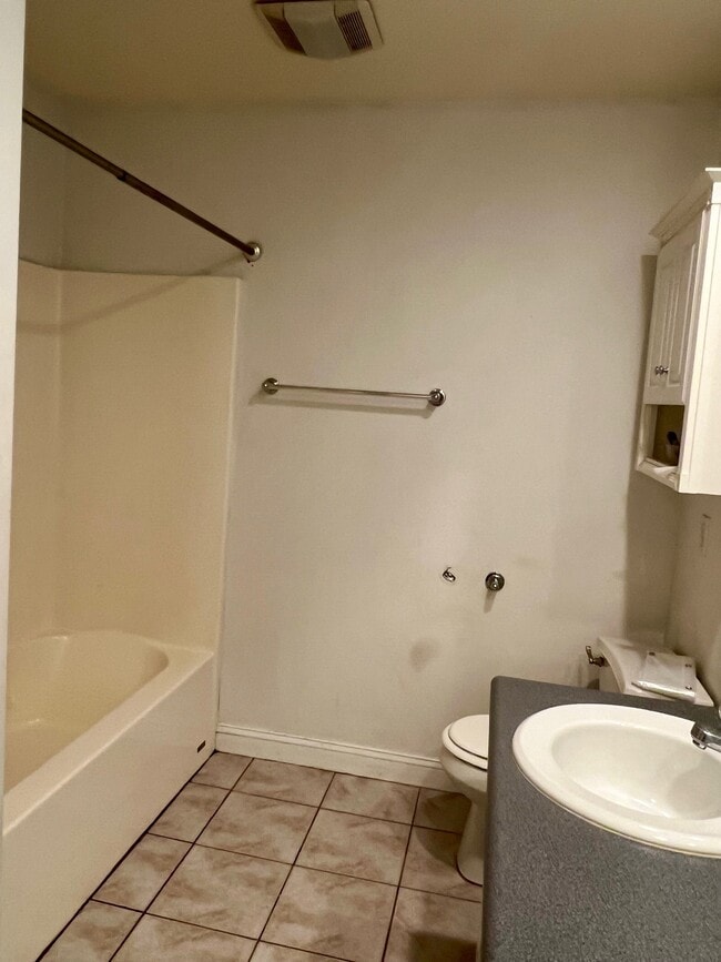 Duel sinks with large bath - 557 Gregory Ct Unit 557 Gregory Ct