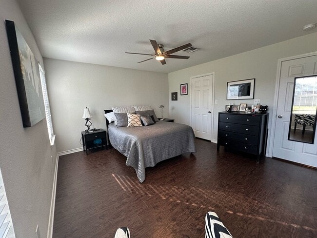 Photo - Spacious 4/4 House with Yard in the Baylor...