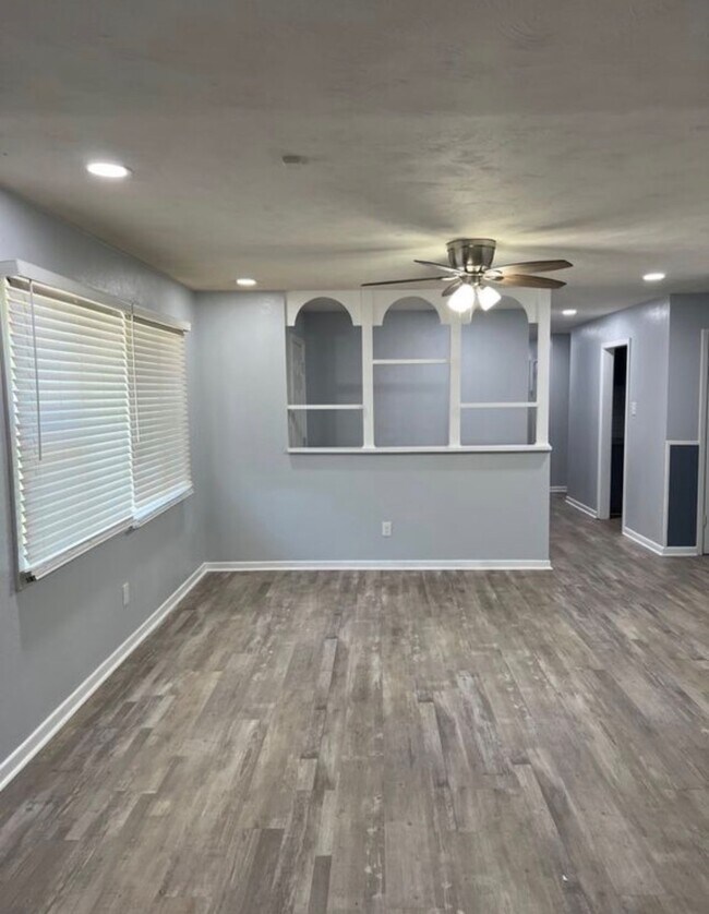 Building Photo - 1520 E 2nd St