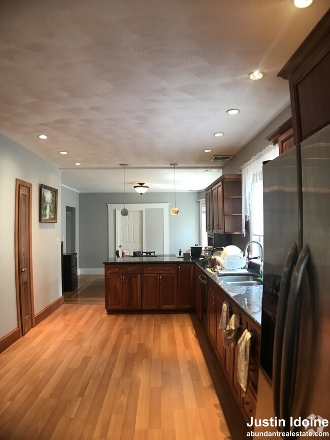 Building Photo - 60 Trowbridge St Unit 1 Rental