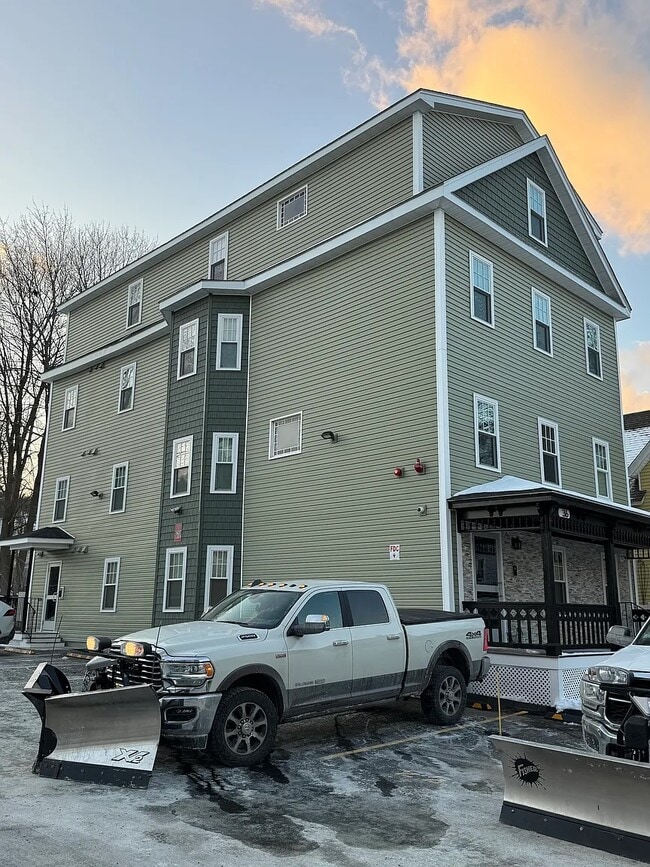 Lado - 36 Blackstone River Rd