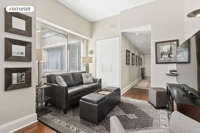 Photo - 350 W 50th St