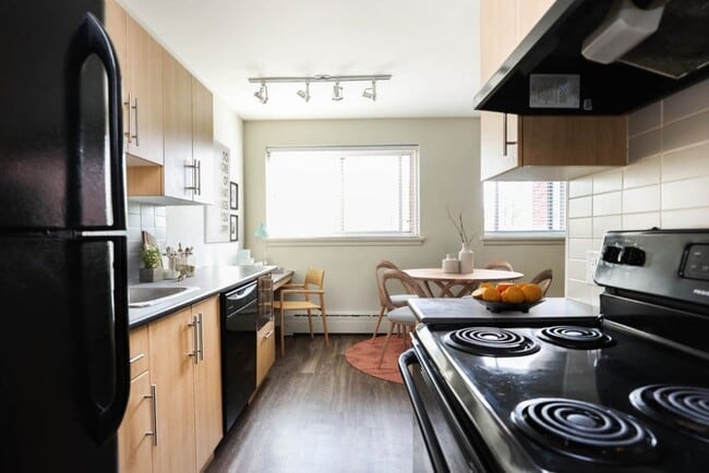 Photo - Oakton Manor Unit 872