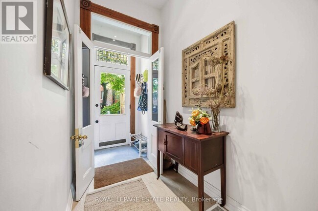 Photo - 100 Seaton St