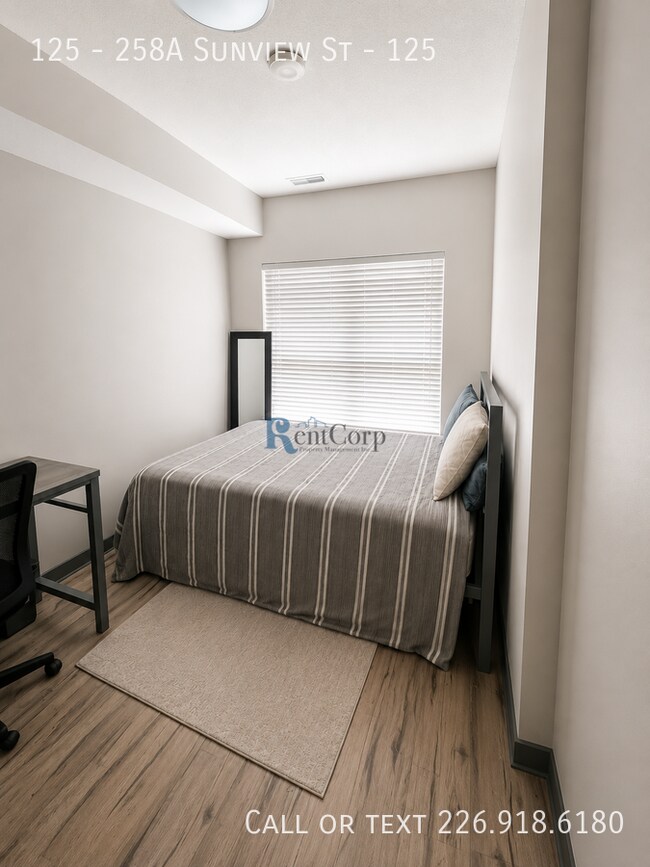 Photo - 258A-258A Sunview St