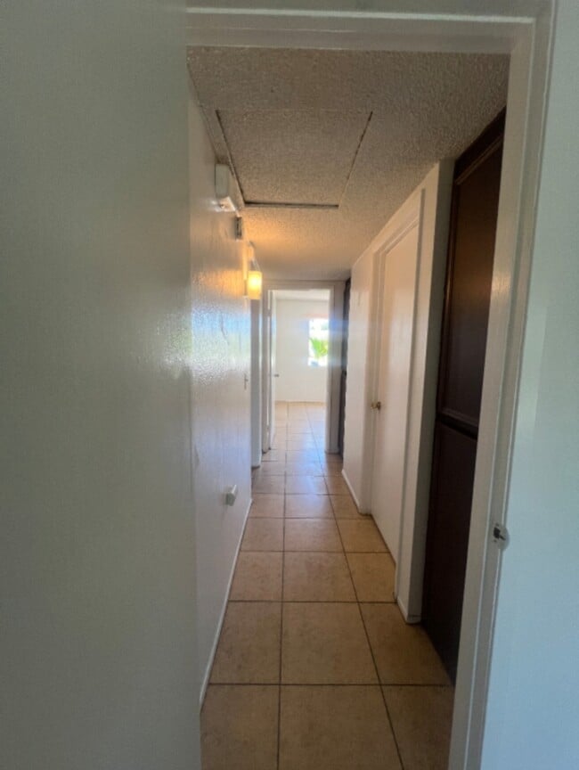 Hall - 1886 Calle Diablo