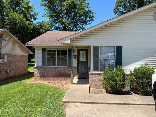 Building Photo - 2 Bed 1 Bath Duplex