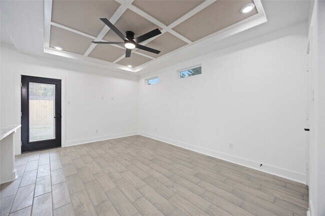 Photo - 6726 Paris St