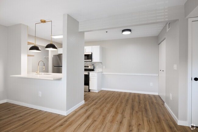 2BR, 2BA - 917SF - Dining Room