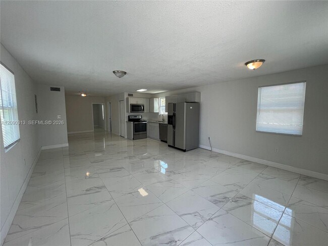 Building Photo - 6801 SW 13th Terrace Unit 6805