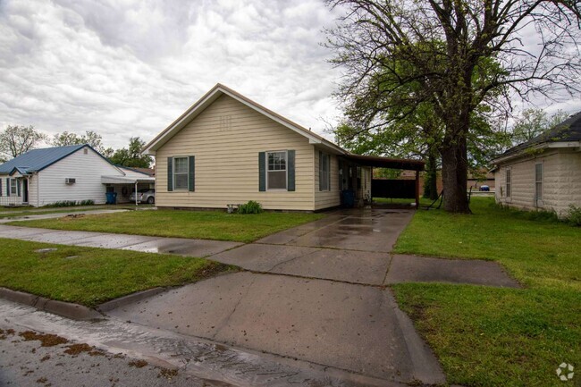 Building Photo - 2 Bedroom 1 and 3/4 Bath Duplex Rental