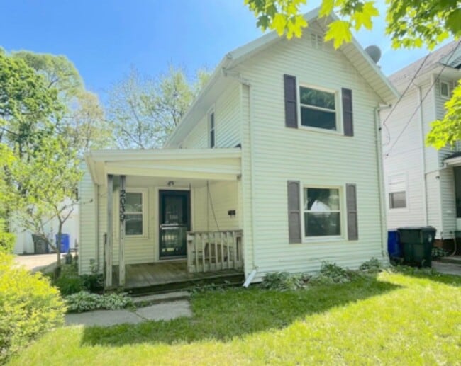 Building Photo - 2 Bed 1 Bath